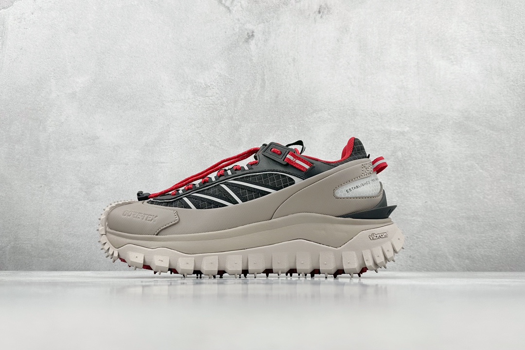 NO:272894,Terminal store OK Moncler Trailgrip Gore-Tex Cross-country Travel Series Low-top Thick Sole Lightweight Outdoor Mountaineering Sports Shoes Mengkele MONCLER TRAILGRIP Shoes New Season Series Avant-garde design collision and practical technology, light fabrics are not afraid of hot summer, Trailgrip sneakers are unveiled as a new autumn and winter work of Mengkele Moncler, integrating the brand mountain genes and using cutting-edge technology to conquer complex terrain in the wild. The eye-catching tread design is paired with curved rubber toe to ensure durability and provide efficient protection for mountain adventure and urban excursion. The Trailgrip 1893 Spring and Summer Series will launch a new color scheme based on the existing practicality and use lighter materials. Size 35-46  Code RO5161, Moncler, Moncler, Sneakers19860909终端放店 OK Moncler Trailgrip Gore-Tex 蒙口越野旅行系列低帮厚底轻量户外登山运动鞋 盟可睐MONCLER TRAILGRIP鞋履新季系列 前卫设计碰撞实用科技,轻盈面料无惧炎热夏季,Trailgrip运动鞋作为盟可睐Moncler的秋冬新作横空出世,融蕴品牌山地基因,运用科技前沿技术,征服野外复杂地形.醒目的胎纹设计搭配弧形橡胶鞋头,确保经久耐穿,为山野探险与都市畅游提供高效防护.Trailgrip 1893春夏系列将在既有的实用性基础之上,推出全新配色,并采用更轻材质. 尺码35-46 编码RO5161,,Moncler,Moncler,sneakers,Men's shoes