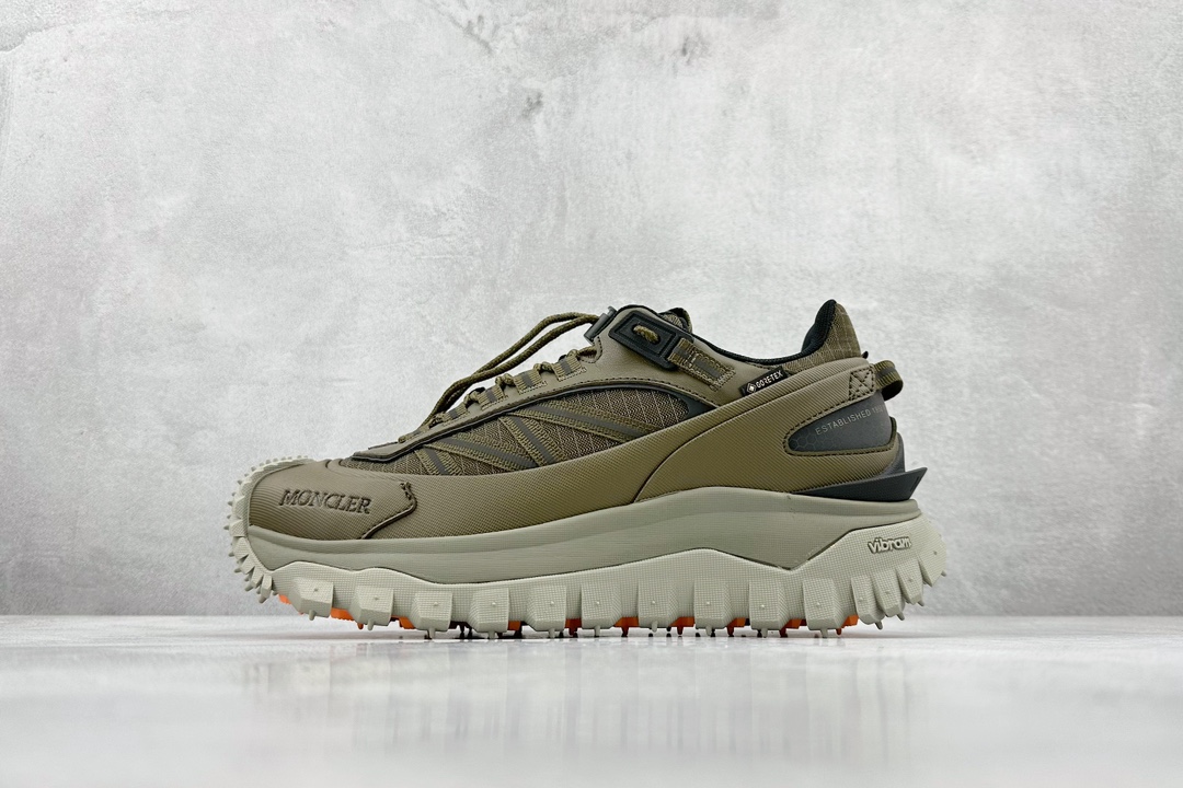 NO:272900,Terminal store OK Moncler Trailgrip Gore-Tex Cross-country Travel Series Low-top Thick Sole Lightweight Outdoor Mountaineering Sports Shoes Mengkele MONCLER TRAILGRIP Shoes New Season Series Avant-garde design collision and practical technology, light fabrics are not afraid of hot summer, Trailgrip sneakers are unveiled as the new autumn and winter work of Mengkele Moncler, integrating the brand mountain genes and using cutting-edge technology to conquer complex terrain in the wild. The eye-catching tread design is matched with curved rubber toe to ensure durability and provide efficient protection for mountain adventure and urban excursion. The Trailgrip 1903 Spring and Summer Series will launch a new color scheme based on the existing practicality and use lighter materials. Size 35-46  Code RO5161, Moncler, Moncler, Sneakers19860909终端放店 OK Moncler Trailgrip Gore-Tex 蒙口越野旅行系列低帮厚底轻量户外登山运动鞋 盟可睐MONCLER TRAILGRIP鞋履新季系列 前卫设计碰撞实用科技,轻盈面料无惧炎热夏季,Trailgrip运动鞋作为盟可睐Moncler的秋冬新作横空出世,融蕴品牌山地基因,运用科技前沿技术,征服野外复杂地形.醒目的胎纹设计搭配弧形橡胶鞋头,确保经久耐穿,为山野探险与都市畅游提供高效防护.Trailgrip 1903春夏系列将在既有的实用性基础之上,推出全新配色,并采用更轻材质. 尺码35-46 编码RO5161,,Moncler,Moncler,sneakers,Men's shoes