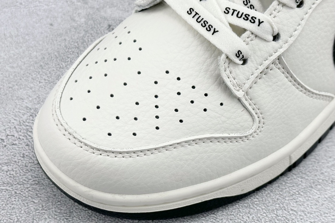 Nike SB Dunk Low x Stussy White and Black JH5812-910