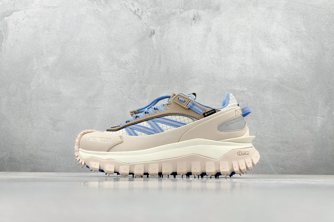NO:272917,Terminal store OK Moncler Trailgrip Gore-Tex Cross-country Travel Series Low-top Thick Sole Lightweight Outdoor Mountaineering Sports Shoes Mengkele MONCLER TRAILGRIP Shoes New Season Series Avant-garde design collision and practical technology, light fabrics are not afraid of hot summer, Trailgrip sneakers are unveiled as a new autumn and winter work of Mengkele Moncler, integrating the brand mountain genes and using cutting-edge technology to conquer complex terrain in the wild. The eye-catching tread design is paired with curved rubber toe to ensure durability and provide efficient protection for mountain adventure and urban excursion. The 1923 Spring and Summer Series will launch a new color scheme based on existing practicality and use lighter materials. Size 35-46  Code RO5161, Moncler, Moncler, Sneakers19860909终端放店 OK Moncler Trailgrip Gore-Tex 蒙口越野旅行系列低帮厚底轻量户外登山运动鞋 盟可睐MONCLER TRAILGRIP鞋履新季系列 前卫设计碰撞实用科技,轻盈面料无惧炎热夏季,Trailgrip运动鞋作为盟可睐Moncler的秋冬新作横空出世,融蕴品牌山地基因,运用科技前沿技术,征服野外复杂地形.醒目的胎纹设计搭配弧形橡胶鞋头,确保经久耐穿,为山野探险与都市畅游提供高效防护.Trailgrip 1923春夏系列将在既有的实用性基础之上,推出全新配色,并采用更轻材质. 尺码35-46 编码RO5161,,Moncler,Moncler,sneakers,Men's shoes