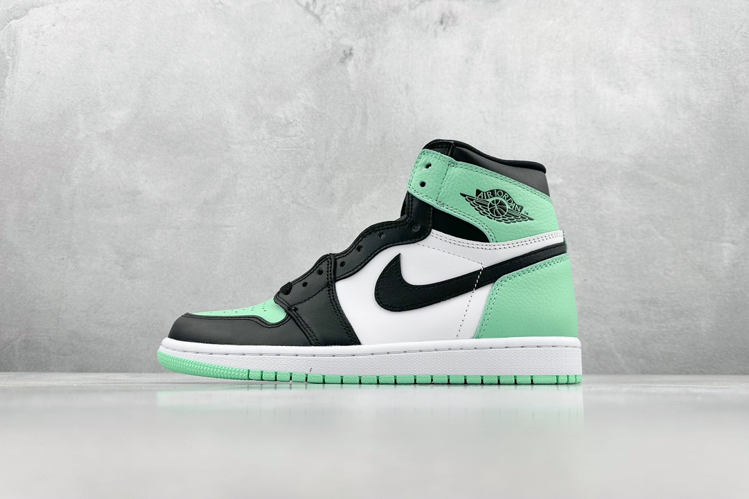 Jordan1HighOG“GreenGlow”薄荷绿鞋款结合了白色黑色和荧光绿配色组合经典的“Blac