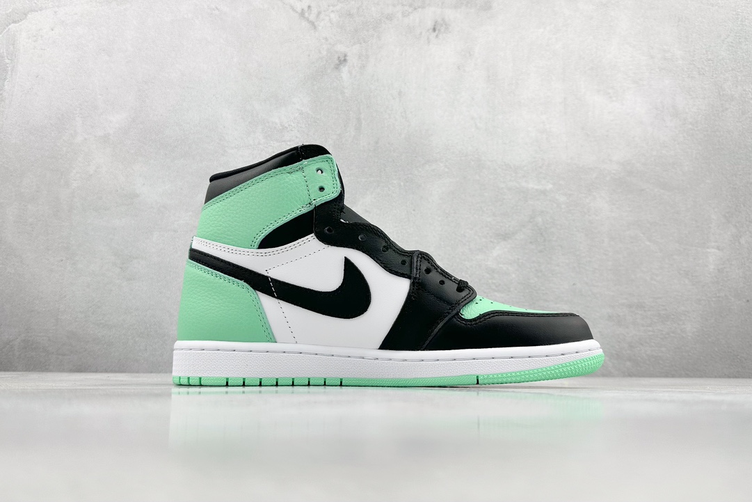 Jordan1HighOG“GreenGlow”薄荷绿鞋款结合了白色黑色和荧光绿配色组合经典的“Blac