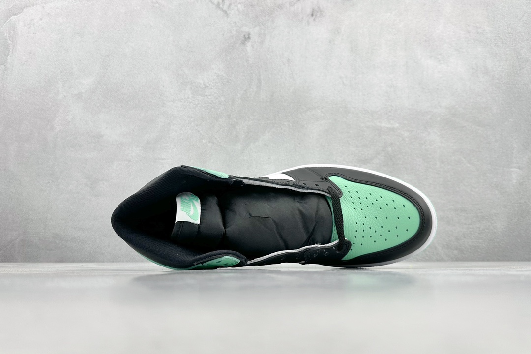 Jordan1HighOG“GreenGlow”薄荷绿鞋款结合了白色黑色和荧光绿配色组合经典的“Blac