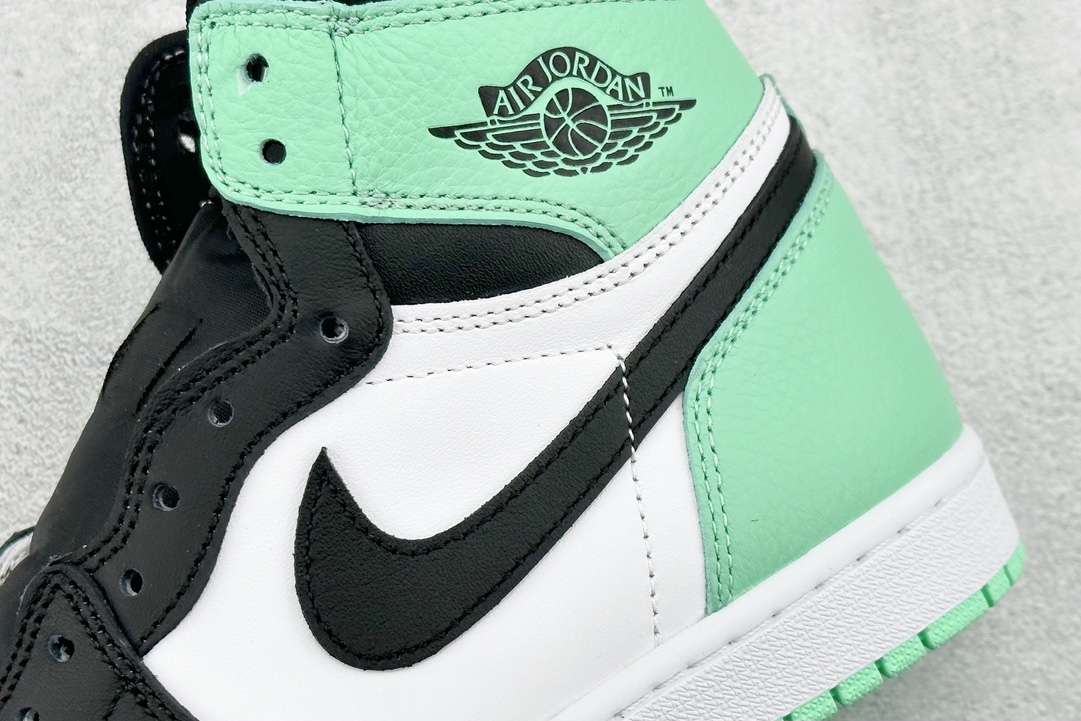 Jordan1HighOG“GreenGlow”薄荷绿鞋款结合了白色黑色和荧光绿配色组合经典的“Blac