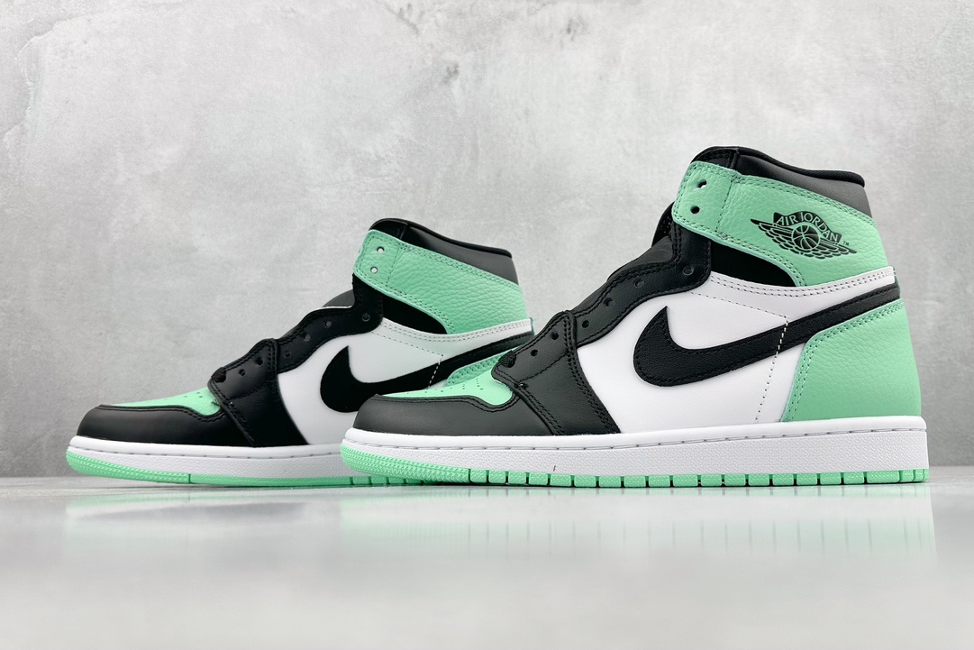 Jordan1HighOG“GreenGlow”薄荷绿鞋款结合了白色黑色和荧光绿配色组合经典的“Blac