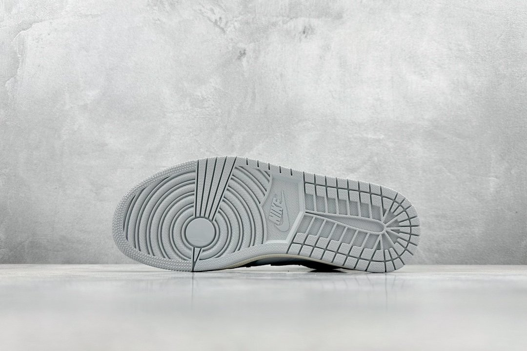 JordanAJ1RetroHighOG蒂芙尼#原鞋原楦头纸板开发确保原汁原味完美呈现一代版型1:1鞋头