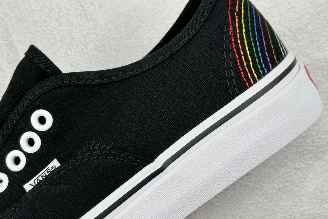 130  Vans Authentic Pride 彩虹系列 万斯低帮休闲板鞋 VN000EE3RNC