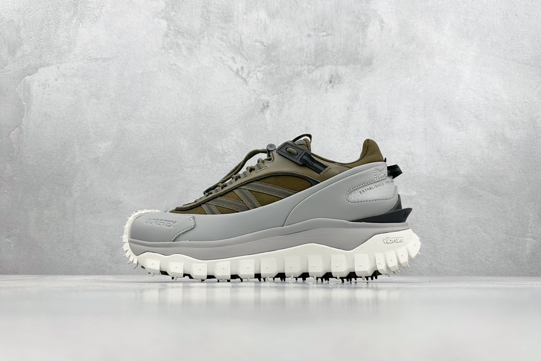 NO:272895,Terminal store OK Moncler Trailgrip Gore-Tex Cross-country Travel Series Low-top Thick Sole Lightweight Outdoor Mountaineering Sports Shoes Mengkele MONCLER TRAILGRIP Shoes New Season Series Avant-garde design collision and practical technology, light fabrics are not afraid of hot summer, Trailgrip sneakers are unveiled as a new autumn and winter work of Mengkele Moncler, integrating the brand mountain genes and using cutting-edge technology to conquer complex terrain in the wild. The eye-catching tread design is paired with curved rubber toe to ensure durability and provide efficient protection for mountain adventure and urban excursion. The 1963 Spring and Summer Series of Trailgrip will launch a new color scheme based on existing practicality and use lighter materials. Size 35-46  Code UO5154, Moncler, Moncler, Sneakers19860909终端放店 OK Moncler Trailgrip Gore-Tex 蒙口越野旅行系列低帮厚底轻量户外登山运动鞋 盟可睐MONCLER TRAILGRIP鞋履新季系列 前卫设计碰撞实用科技,轻盈面料无惧炎热夏季,Trailgrip运动鞋作为盟可睐Moncler的秋冬新作横空出世,融蕴品牌山地基因,运用科技前沿技术,征服野外复杂地形.醒目的胎纹设计搭配弧形橡胶鞋头,确保经久耐穿,为山野探险与都市畅游提供高效防护.Trailgrip 1963春夏系列将在既有的实用性基础之上,推出全新配色,并采用更轻材质. 尺码35-46 编码UO5154,,Moncler,Moncler,sneakers,Men's shoes