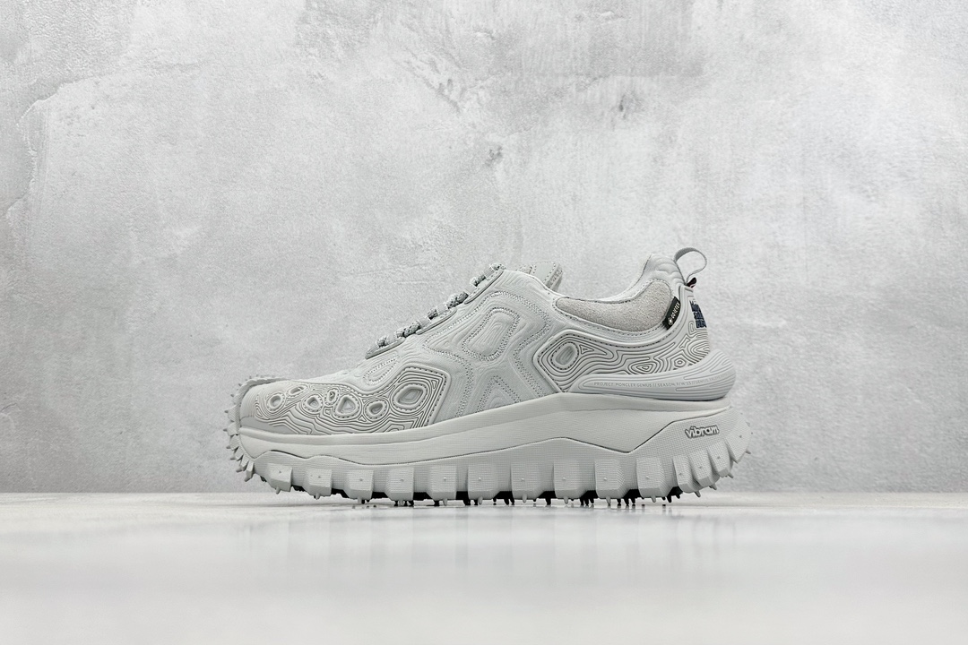 NO:272918,Terminal store OK Moncler Trailgrip GTX tear-resistant material mountain outdoor shoes #Shoe body is made of Cordura tear-resistant nylon/Gore-Tex waterproof material The midsole is built-in full palm carbon plate, support performance is full 3M reflective belt on the side #The outsole uses RB MD carbon plate TPU five-layer separation combination The sole is equipped with Vibram outsole to provide super grip and anti-slip performance Original large box packaging Get a pair of Moncler badge anti-layer bag Size 36 36.5 37.5 38 38.5 39 40 40.5 41 42 42.5 43 44 44.5 45 46 Code UO5154,,Moncler,Moncler19860909终端放店 OK Moncler 盟可睐/蒙口 Trailgrip GTX 抗撕裂材质山地户外鞋 #鞋身采用Cordura防撕裂尼龙/Gore-Tex防水材质 中底内置全掌碳板 支撑性能拉满 侧边3M反光带 #大底采用RB MD 碳板 TPU 五层分离组合 鞋底搭载Vibram外底提供超强的抓地力和防滑性能 原装大盒包装 内赠Moncler徽章防层袋一副 尺码36 36.5 37.5 38 38.5 39 40 40.5 41 42 42.5 43 44 44.5 45 46 编码UO5154,,Moncler,Moncler,Men's shoes