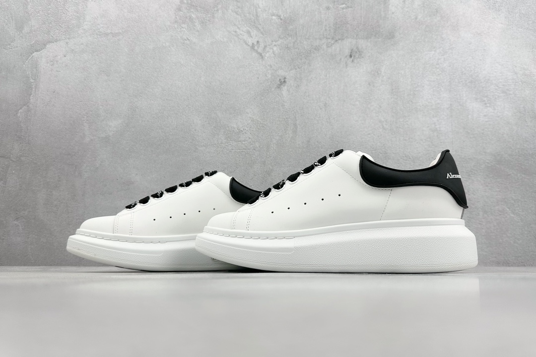 380 Alexander McQueen Oversized Sneakers 低帮时装厚底休闲运动小白板鞋