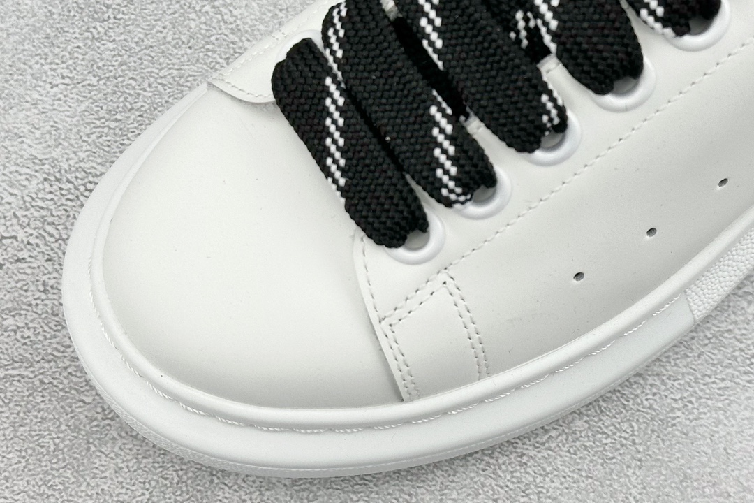 380 Alexander McQueen Oversized Sneakers 低帮时装厚底休闲运动小白板鞋