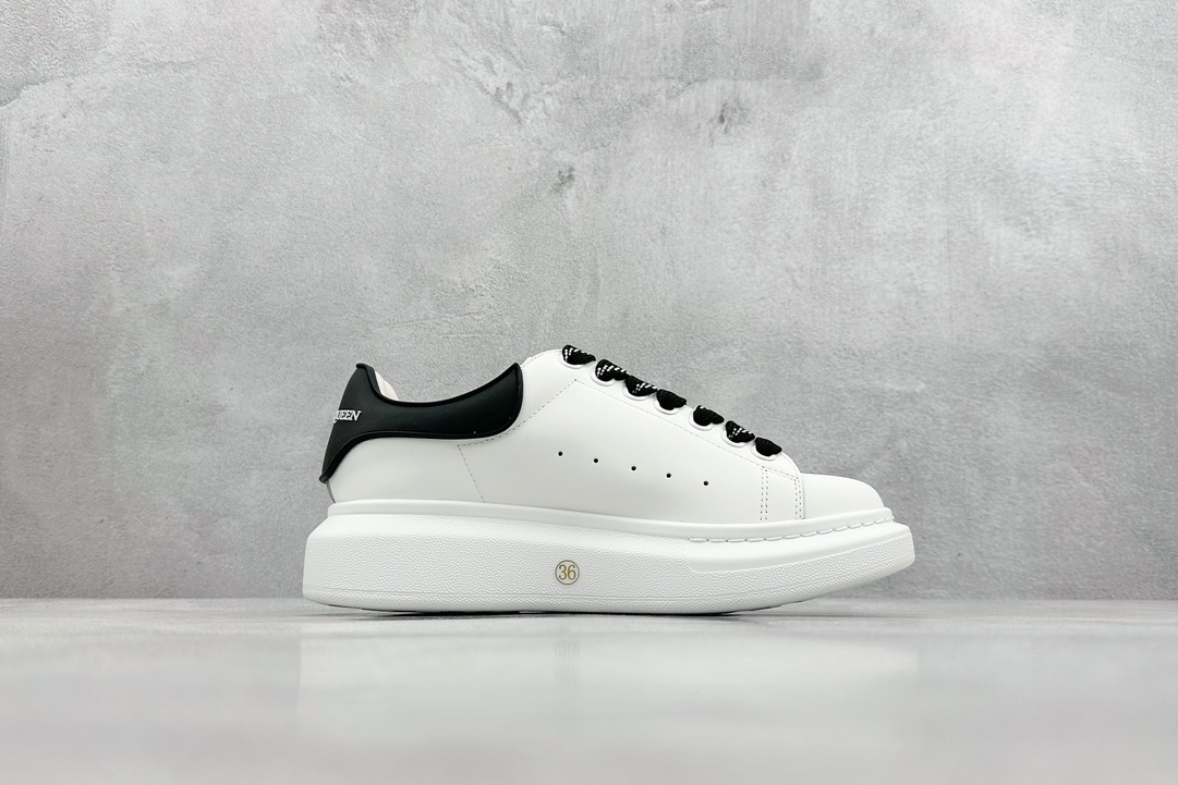 380 Alexander McQueen Oversized Sneakers 低帮时装厚底休闲运动小白板鞋