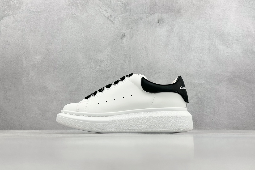 380 Alexander McQueen Oversized Sneakers 低帮时装厚底休闲运动小白板鞋