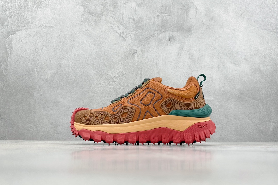 NO:272892,Terminal store OK Moncler Trailgrip GTX tear-resistant material mountain outdoor shoes #Shoe body is made of Cordura tear-resistant nylon/Gore-Tex waterproof material The midsole is built-in full palm carbon plate, support performance is full 3M reflective belt on the side #The outsole adopts RB MD carbon plate TPU five-layer separation combination The sole is equipped with Vibram outsole to provide super grip and anti-slip performance Original large box packaging Get a pair of Moncler badge anti-layer bag Size 36 36.5 37.5 38 38.5 39 40 40.5 41 42 42.5 43 44 44.5 45 46 Code UK5154,,Moncler,Moncler19860909终端放店 OK Moncler 盟可睐/蒙口 Trailgrip GTX 抗撕裂材质山地户外鞋 #鞋身采用Cordura防撕裂尼龙/Gore-Tex防水材质 中底内置全掌碳板 支撑性能拉满 侧边3M反光带 #大底采用RB MD 碳板 TPU 五层分离组合 鞋底搭载Vibram外底提供超强的抓地力和防滑性能 原装大盒包装 内赠Moncler徽章防层袋一副 尺码36 36.5 37.5 38 38.5 39 40 40.5 41 42 42.5 43 44 44.5 45 46 编码UK5154,,Moncler,Moncler,Men's shoes