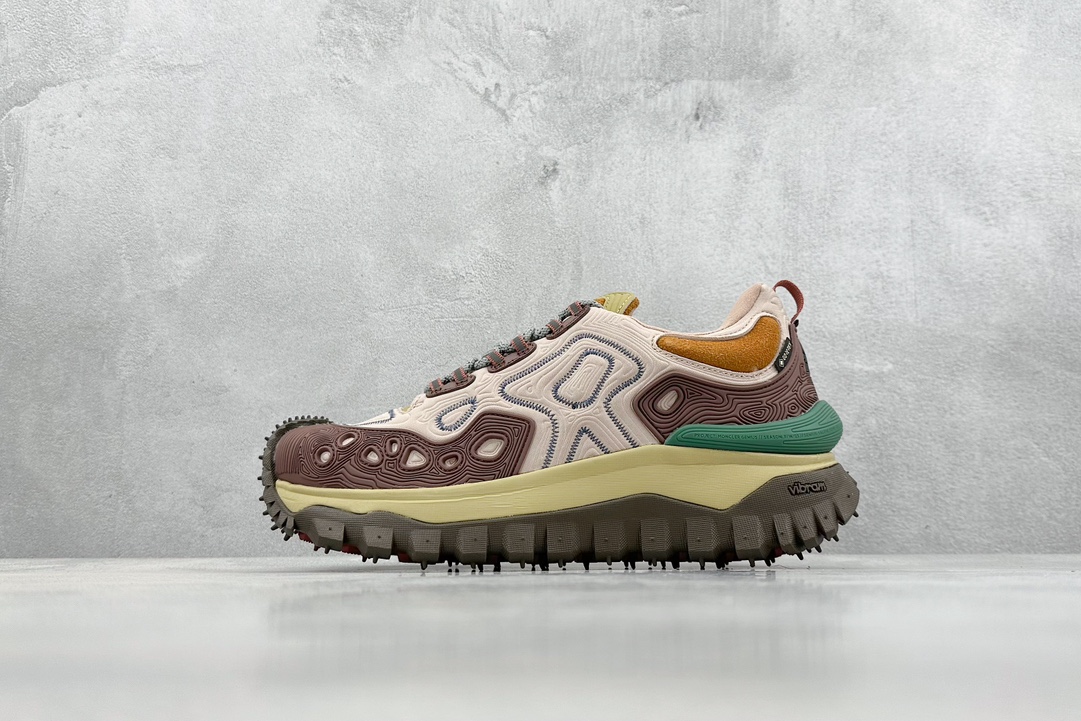 NO:272915,Terminal store OK Moncler Trailgrip GTX tear-resistant material mountain outdoor shoes #Shoe body is made of Cordura tear-resistant nylon/Gore-Tex waterproof material The midsole is built-in full palm carbon plate, support performance is full 3M reflective belt on the side #The outsole adopts RB MD carbon plate TPU five-layer separation combination The sole is equipped with Vibram outsole to provide super grip and anti-slip performance Original large box packaging Get a pair of Moncler badge anti-layer bag Size 36 36.5 37.5 38 38.5 39 40 40.5 41 42 42.5 43 44 44.5 45 46 Code UK5154,,Moncler,Moncler19860909终端放店 OK Moncler 盟可睐/蒙口 Trailgrip GTX 抗撕裂材质山地户外鞋 #鞋身采用Cordura防撕裂尼龙/Gore-Tex防水材质 中底内置全掌碳板 支撑性能拉满 侧边3M反光带 #大底采用RB MD 碳板 TPU 五层分离组合 鞋底搭载Vibram外底提供超强的抓地力和防滑性能 原装大盒包装 内赠Moncler徽章防层袋一副 尺码36 36.5 37.5 38 38.5 39 40 40.5 41 42 42.5 43 44 44.5 45 46 编码UK5154,,Moncler,Moncler,Men's shoes
