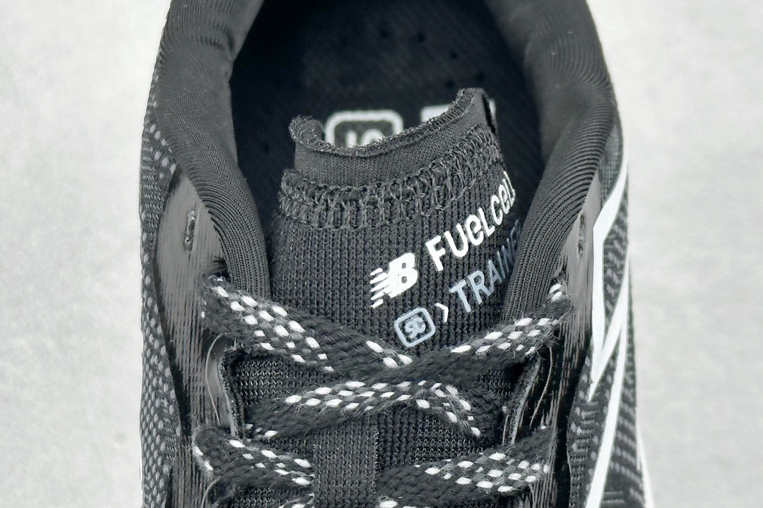 200  New Balance FuelCell 新百伦NB系列超轻量化低帮休闲运动慢跑鞋 MRCXBW3