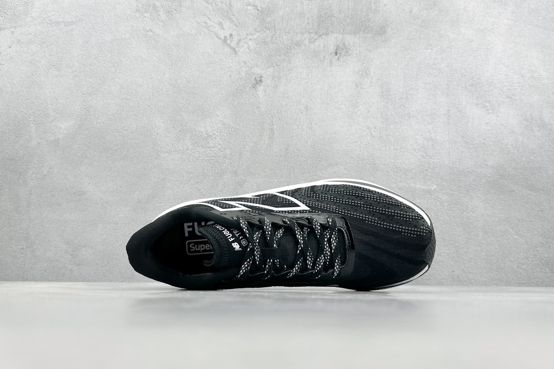 200  New Balance FuelCell 新百伦NB系列超轻量化低帮休闲运动慢跑鞋 MRCXBW3