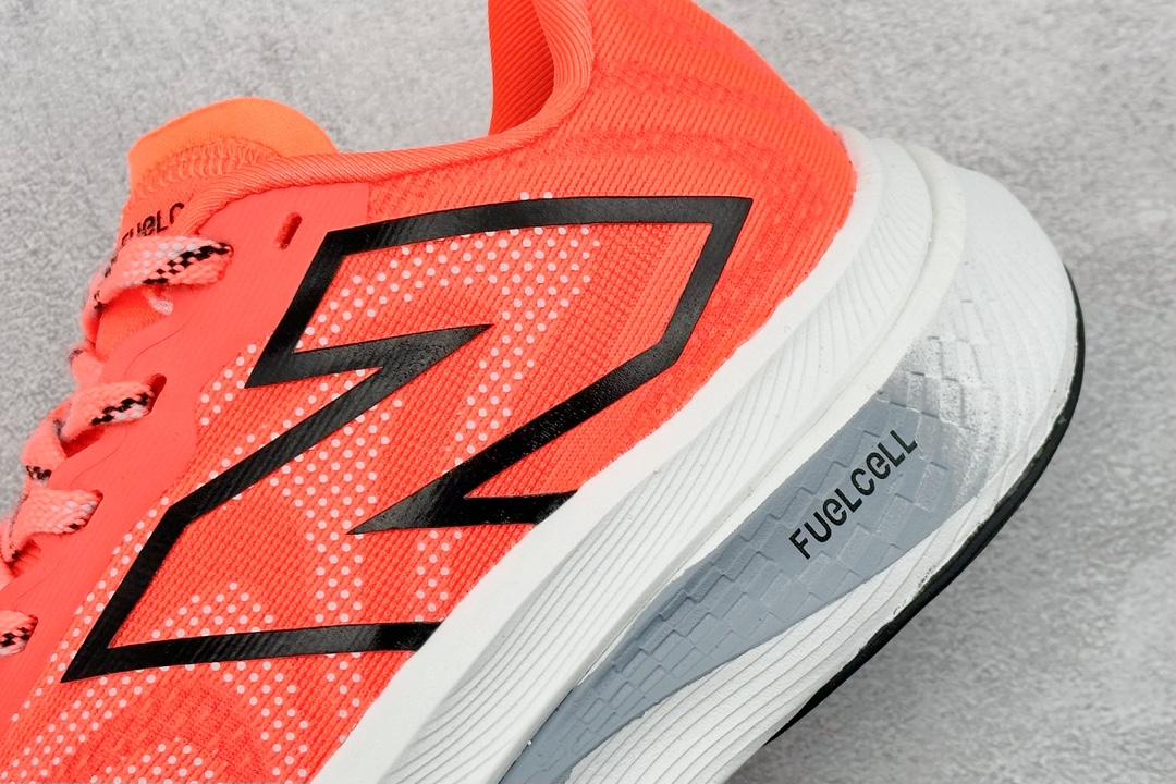 200  New Balance FuelCell 新百伦NB系列超轻量化低帮休闲运动慢跑鞋 WRCXCK3