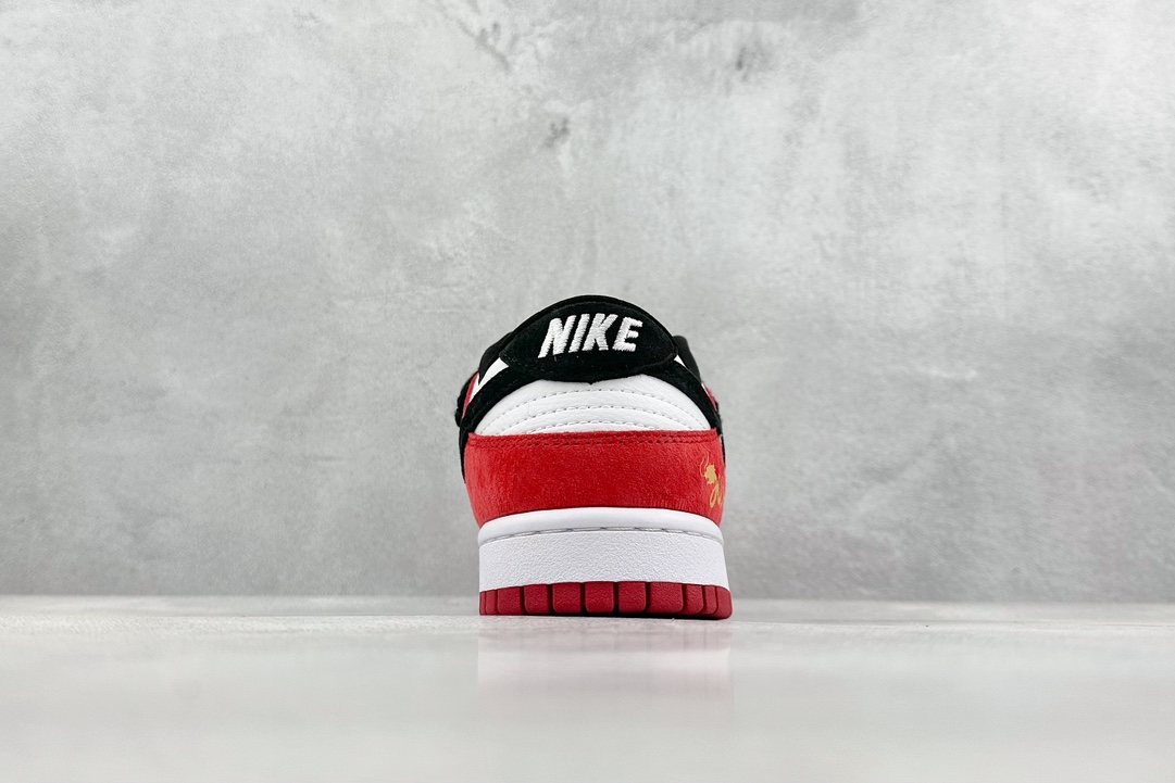 300 Nk SB Dunk Low 龙年限定-黑勾红运当头板鞋 SJ2068-231