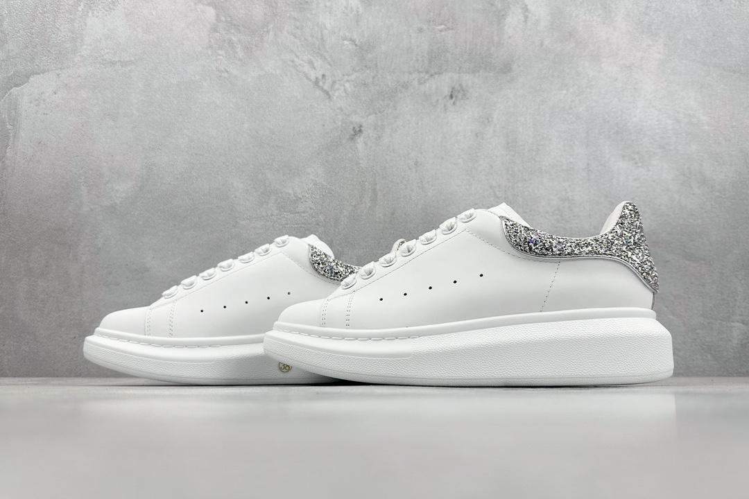 380 W版 顶级纯原 麦昆 低帮厚底板鞋 亚历山大·麦昆Alexander McQueen Oversized Sneakers 低帮时装厚底休闲运动小白板鞋 IW5145