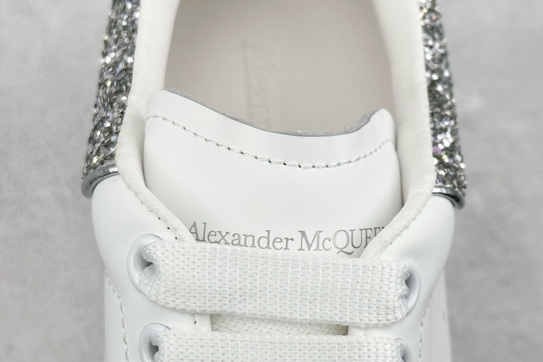 380 W版 顶级纯原 麦昆 低帮厚底板鞋 亚历山大·麦昆Alexander McQueen Oversized Sneakers 低帮时装厚底休闲运动小白板鞋 IW5145