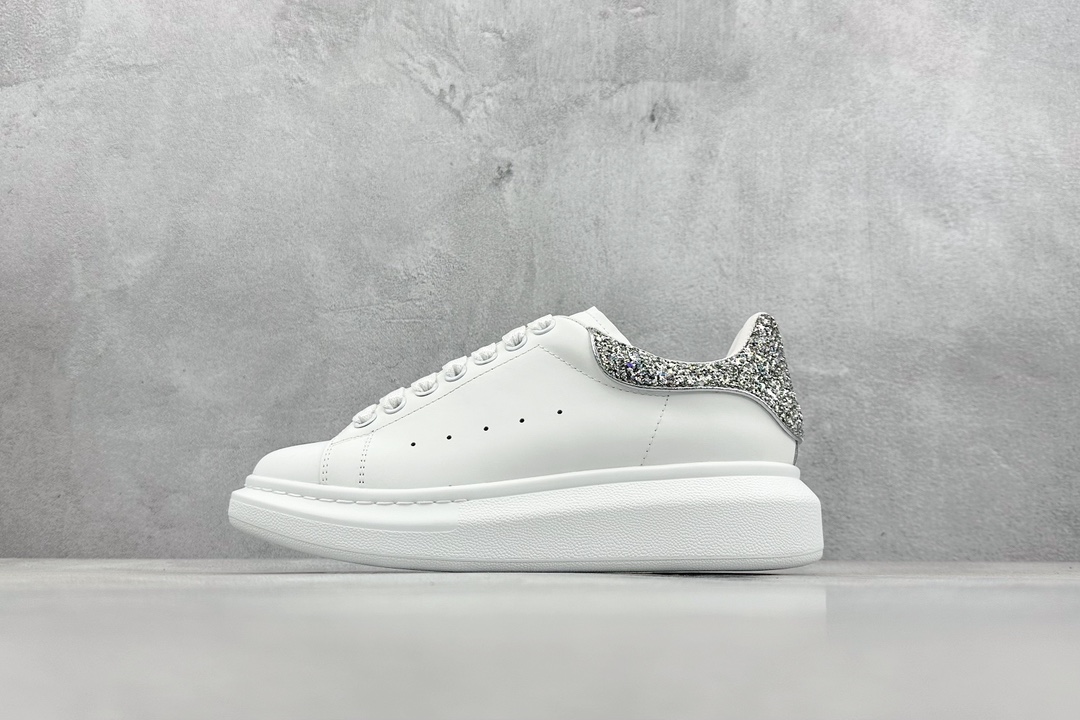 380 W版 顶级纯原 麦昆 低帮厚底板鞋 亚历山大·麦昆Alexander McQueen Oversized Sneakers 低帮时装厚底休闲运动小白板鞋 IW5145