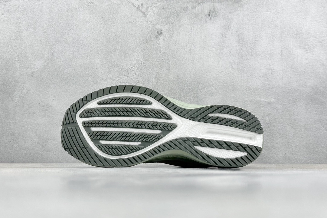 World-renowned running sports brand-Saucony Triumph 21 jogging shoes