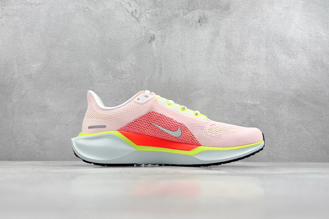 RS版 NK Air Zoom Pegasus 41鞋面采用外层由韧性纱线+内层网眼布的设计，在确保稳定