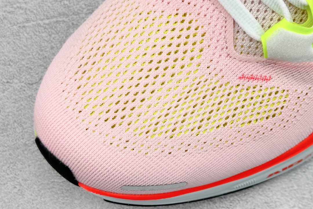 RS版 NK Air Zoom Pegasus 41鞋面采用外层由韧性纱线+内层网眼布的设计，在确保稳定