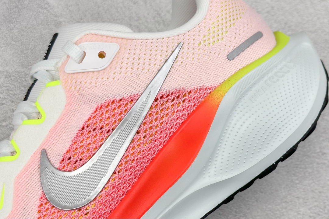 RS版 NK Air Zoom Pegasus 41鞋面采用外层由韧性纱线+内层网眼布的设计，在确保稳定