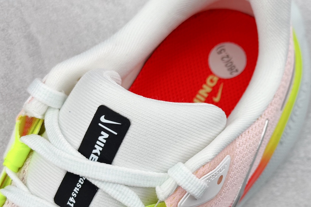 RS版 NK Air Zoom Pegasus 41鞋面采用外层由韧性纱线+内层网眼布的设计，在确保稳定