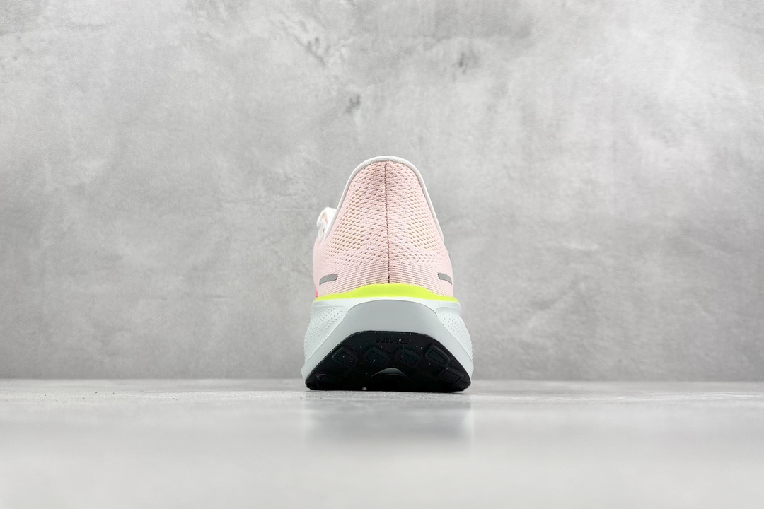 RS版 NK Air Zoom Pegasus 41鞋面采用外层由韧性纱线+内层网眼布的设计，在确保稳定