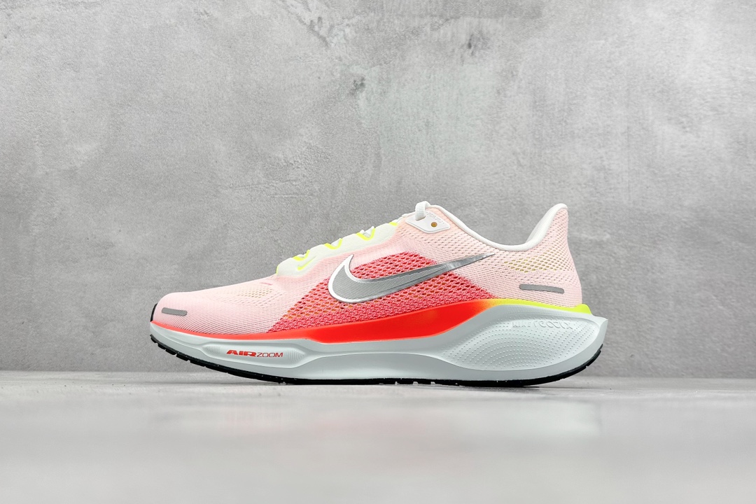 RS版 NK Air Zoom Pegasus 41鞋面采用外层由韧性纱线+内层网眼布的设计，在确保稳定