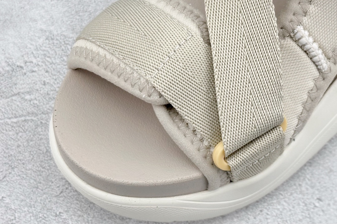 UGG sandals are the same as those worn by celebrities. Originally developed in Dongguan. Open-toed Velcro sandals with one strap