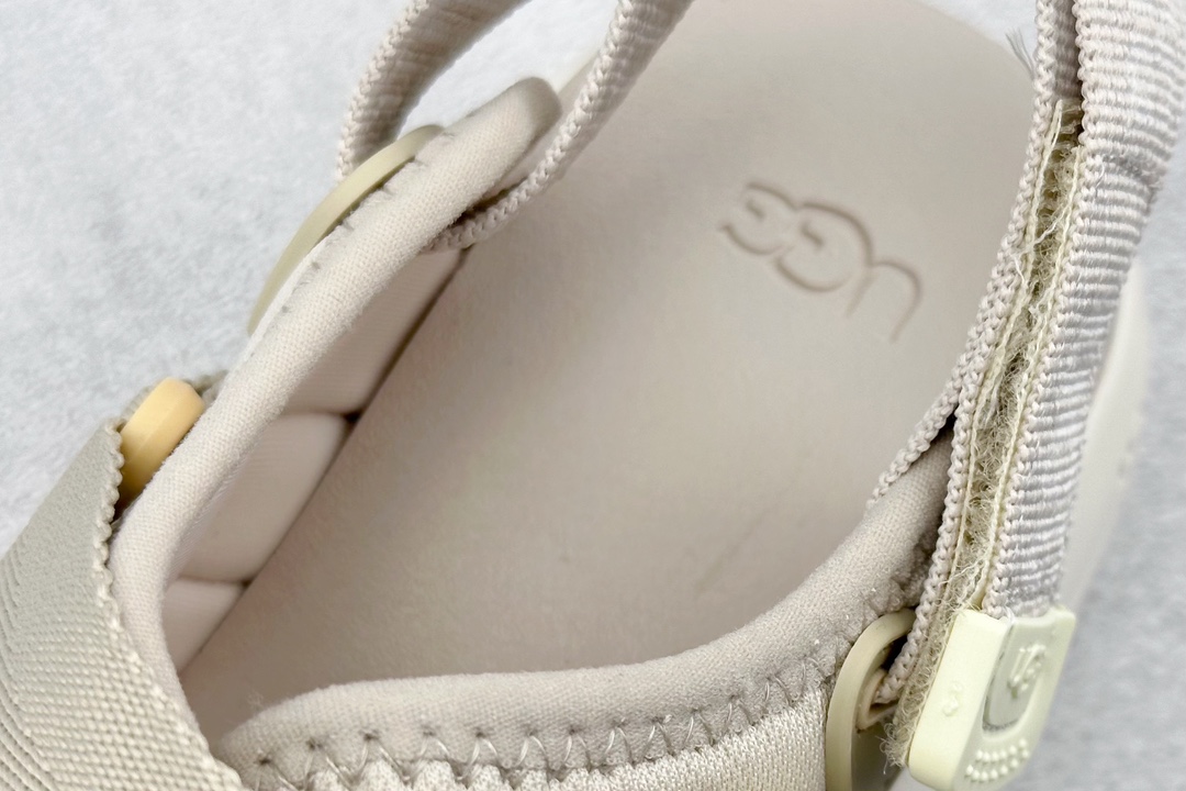UGG sandals are the same as those worn by celebrities. Originally developed in Dongguan. Open-toed Velcro sandals with one strap