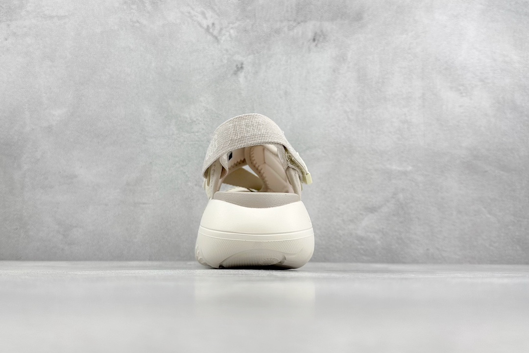 UGG sandals are the same as those worn by celebrities. Originally developed in Dongguan. Open-toed Velcro sandals with one strap