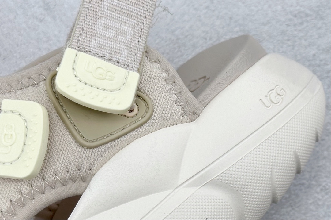 UGG sandals are the same as those worn by celebrities. Originally developed in Dongguan. Open-toed Velcro sandals with one strap