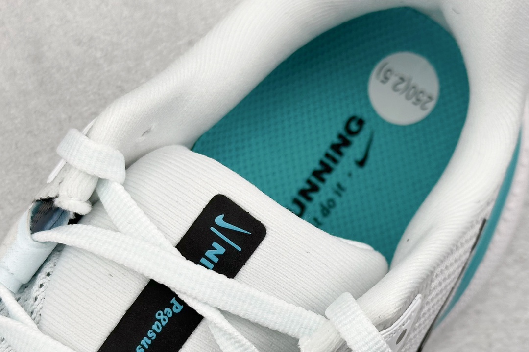 RS版 NK Air Zoom Pegasus 41鞋面采用外层由韧性纱线+内层网眼布的设计，在确保稳定