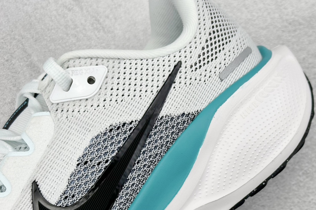RS版 NK Air Zoom Pegasus 41鞋面采用外层由韧性纱线+内层网眼布的设计，在确保稳定