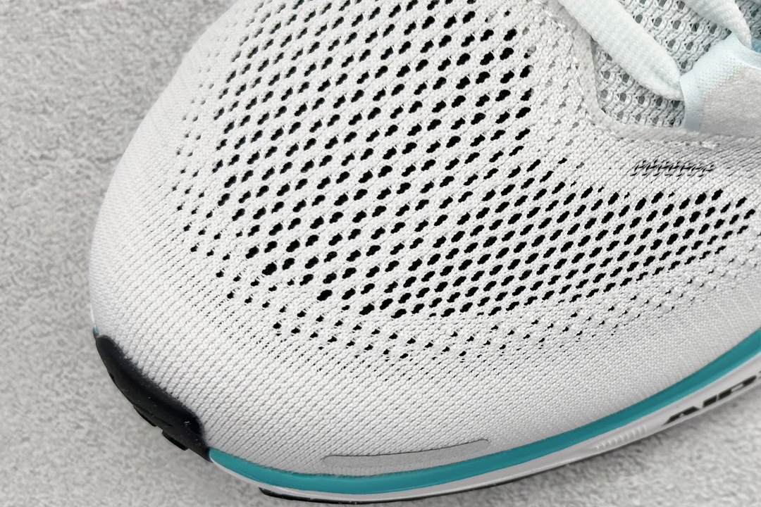 RS版 NK Air Zoom Pegasus 41鞋面采用外层由韧性纱线+内层网眼布的设计，在确保稳定
