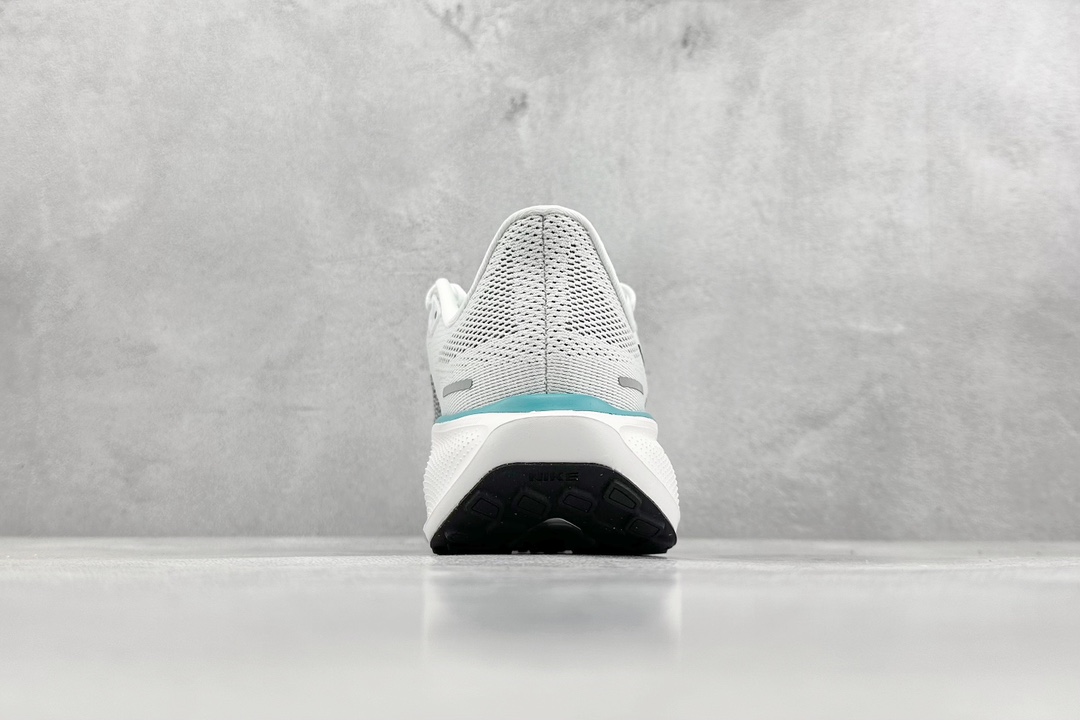 RS版 NK Air Zoom Pegasus 41鞋面采用外层由韧性纱线+内层网眼布的设计，在确保稳定