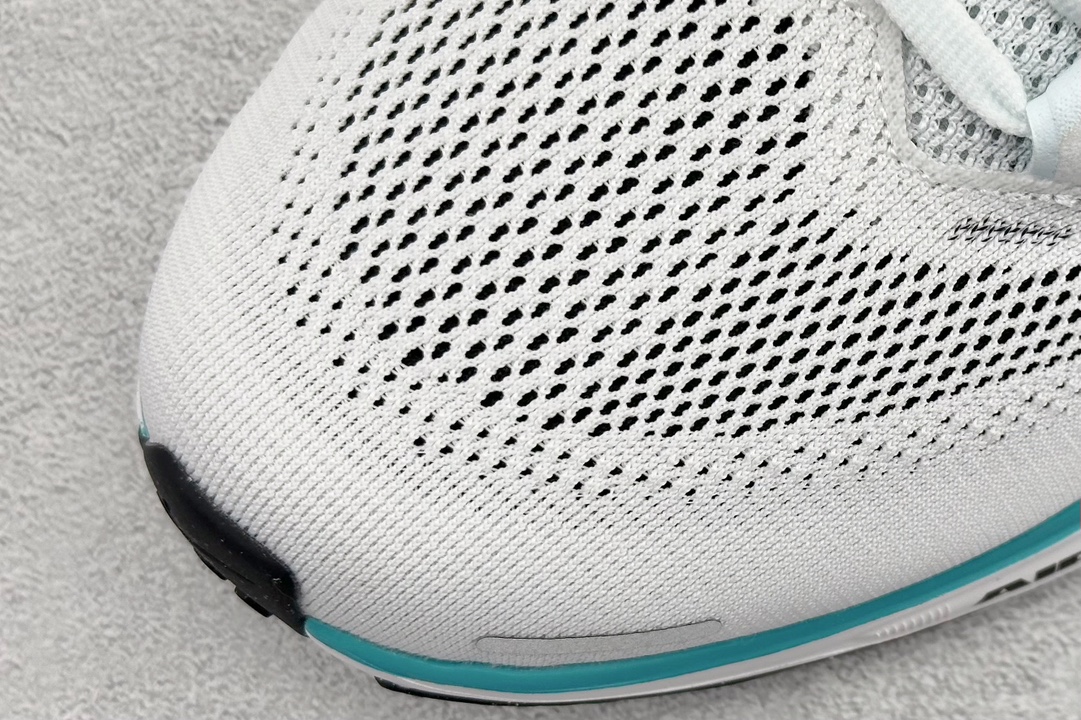RS版 NK Air Zoom Pegasus 41鞋面采用外层由韧性纱线+内层网眼布的设计，在确保稳定
