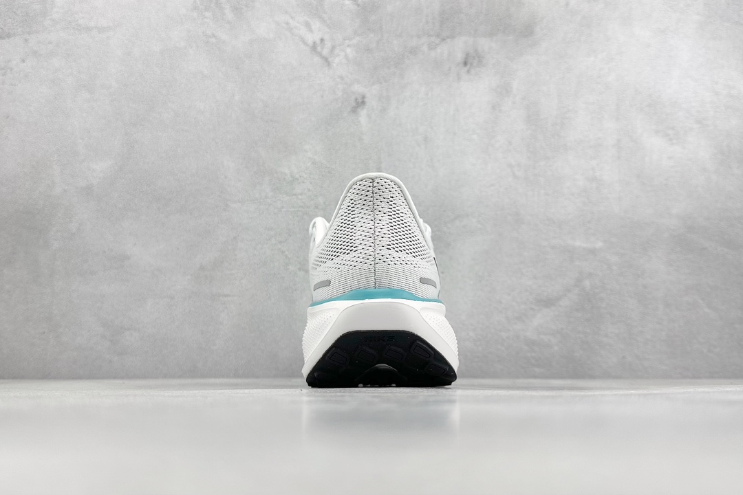 RS版 NK Air Zoom Pegasus 41鞋面采用外层由韧性纱线+内层网眼布的设计，在确保稳定