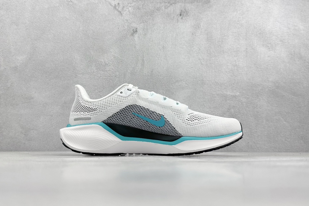 RS版 NK Air Zoom Pegasus 41鞋面采用外层由韧性纱线+内层网眼布的设计，在确保稳定