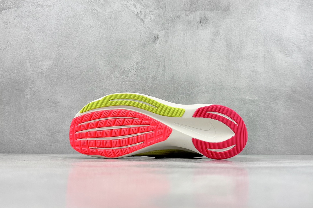 RS版 NIKE AIR Zoom RIVAL Fly 3. 超轻跑步鞋织物减震轻盈跑步鞋 该鞋款专为训