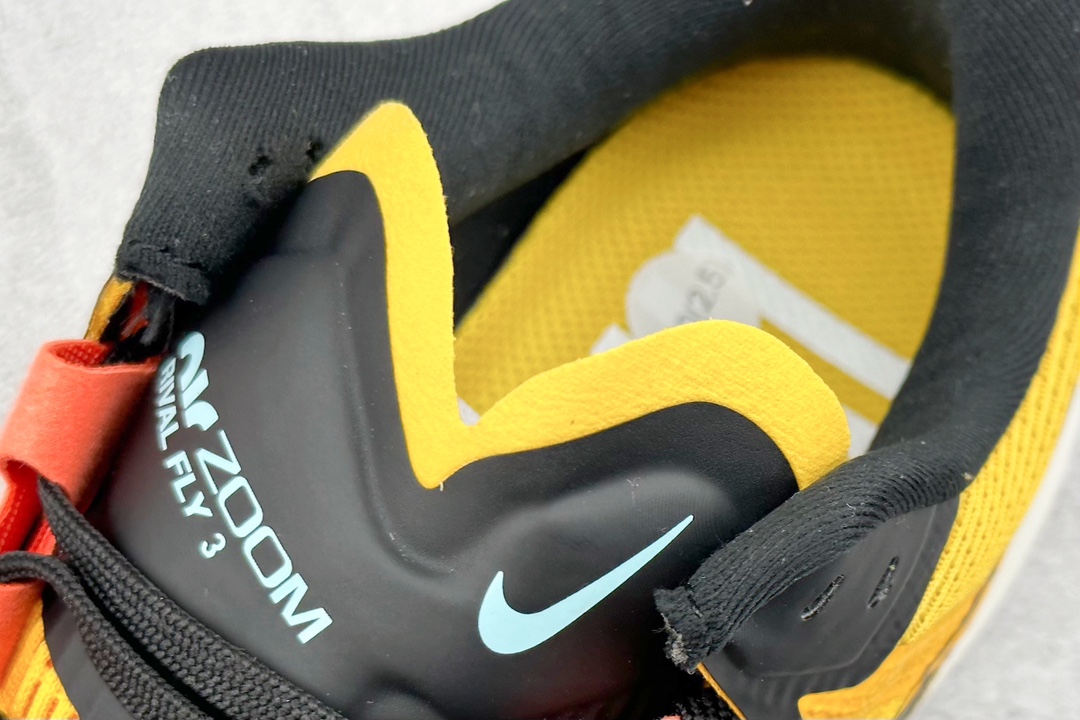 RS版 NIKE AIR Zoom RIVAL Fly 3. 超轻跑步鞋织物减震轻盈跑步鞋 该鞋款专为训