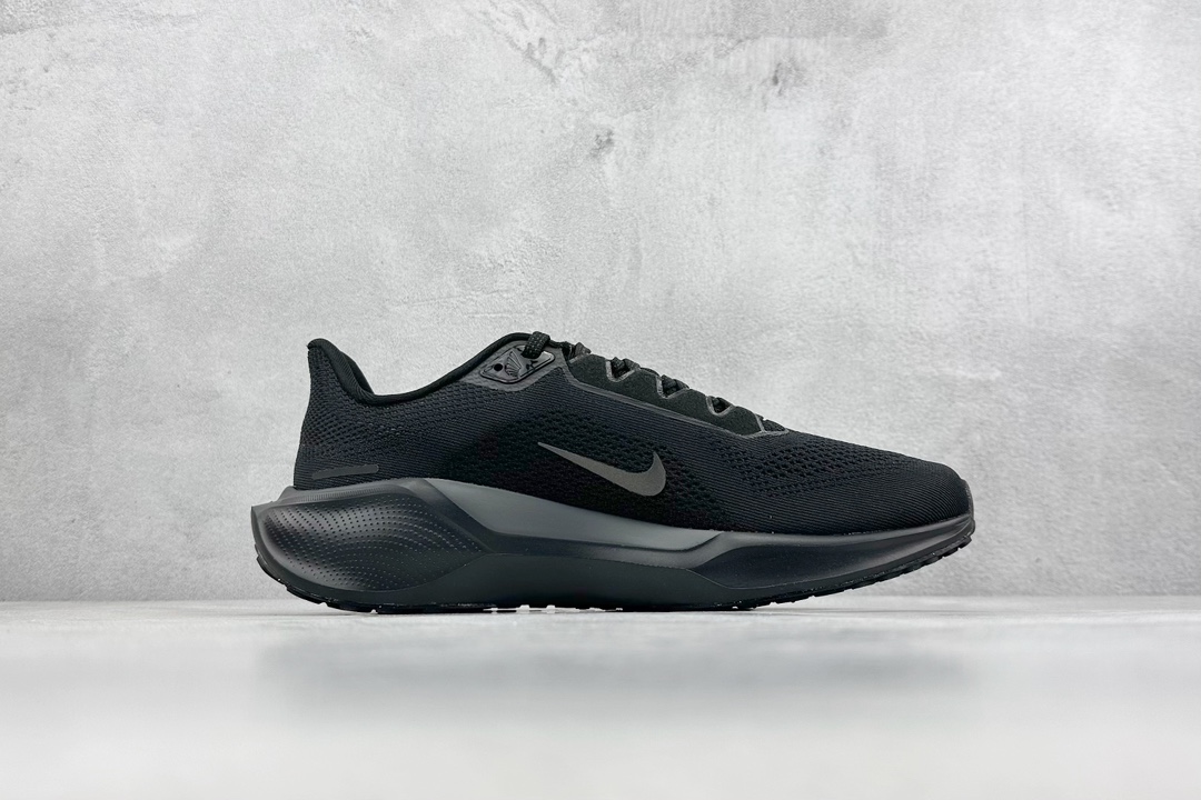 RS版 NK Air Zoom Pegasus 41鞋面采用外层由韧性纱线+内层网眼布的设计，在确保稳定