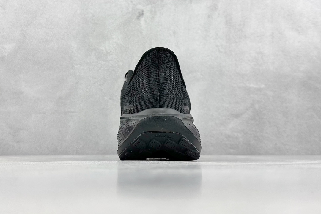 RS版 NK Air Zoom Pegasus 41鞋面采用外层由韧性纱线+内层网眼布的设计，在确保稳定