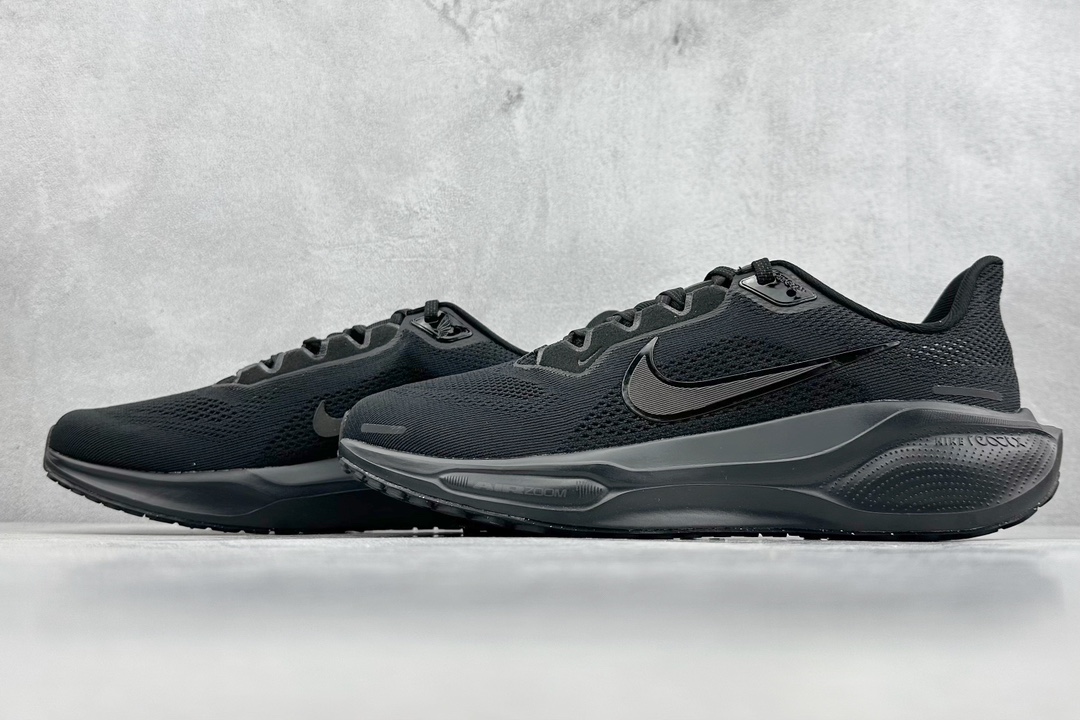 RS版 NK Air Zoom Pegasus 41鞋面采用外层由韧性纱线+内层网眼布的设计，在确保稳定