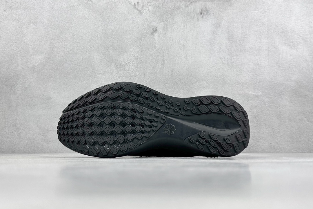 RS版 NK Air Zoom Pegasus 41鞋面采用外层由韧性纱线+内层网眼布的设计，在确保稳定